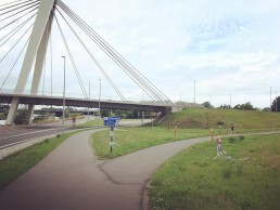 Wandel rechtdoor onder de brug