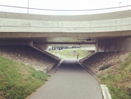 Wandel onder de brug en sla links af