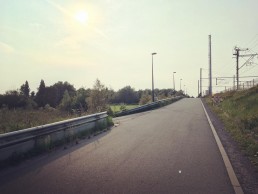 Ga hier naar links en vervolgens direct rechts via het wandelpad parallel met de Pontstraat