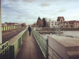 spoorwegbrug met rechts directeurswoning door Geo Henderick